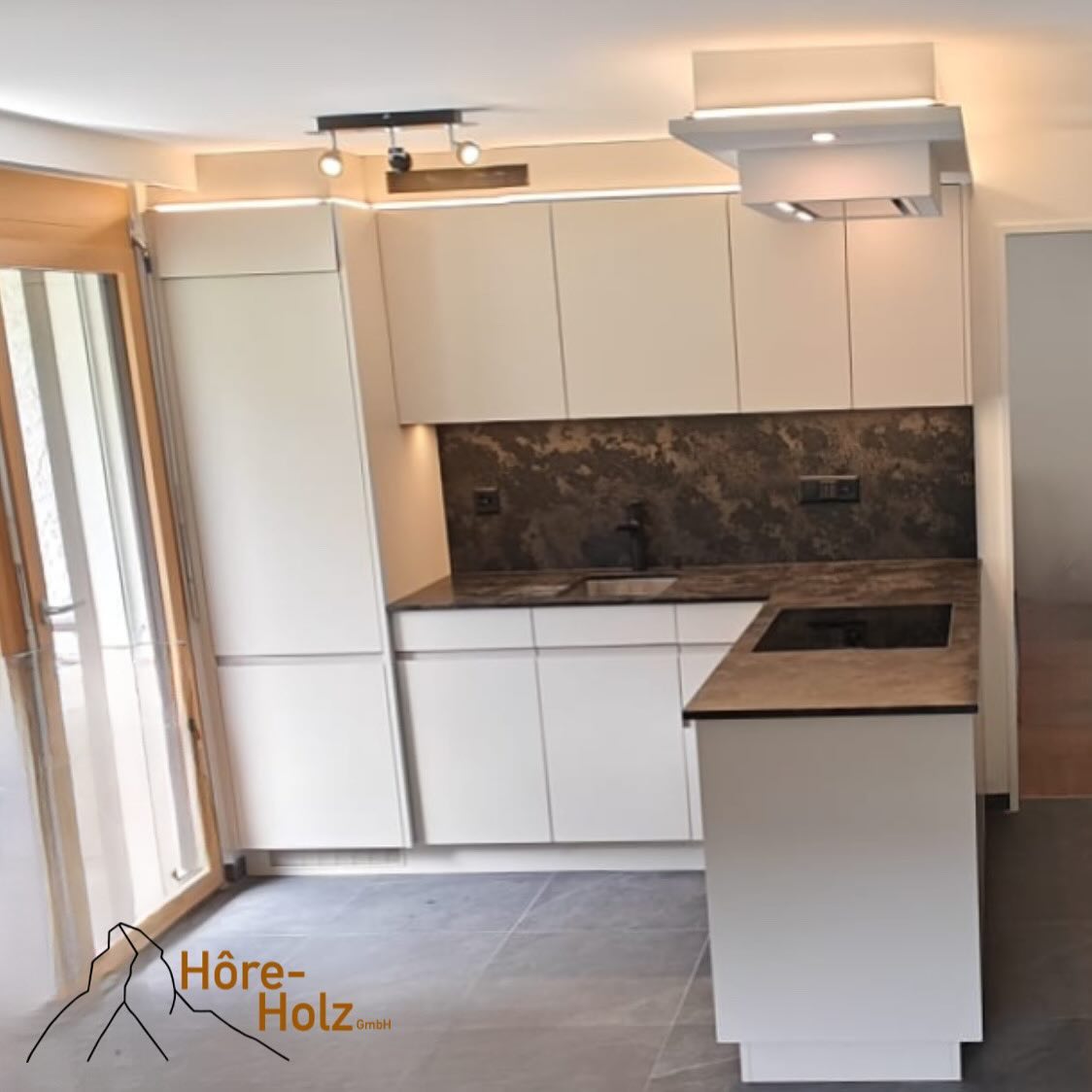 Küche: Beige lackiert
Arbeitsfläche: Naturstein
#küche #naturstein #beige #zermatt