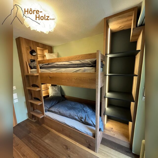 Etagenbett mit Regal und integrierter Beleuchtung.
In Eiche furniert
#etagenbett #regal #eiche #horeholz