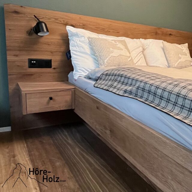 Bett mit Nachttische und Bettrückwand in Eiche furniert
#bett #nachttisch #eiche #furnier