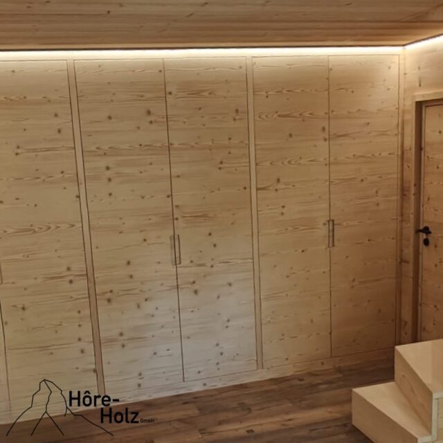 Wandschränke
In Antikfichte furniet, gebürstet
#furnier #antikfichte #wandschrank #massmöbel