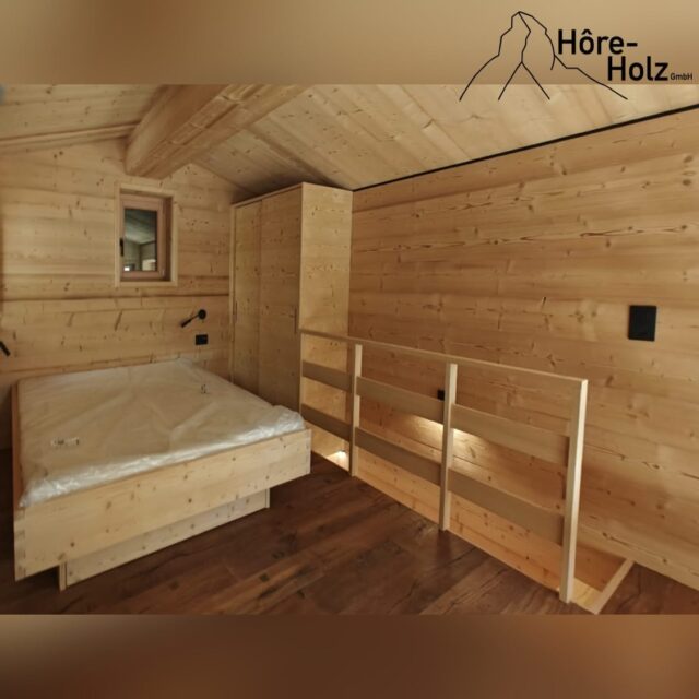 Bett, Schiebetürschrank und Treppengeländer
In Antikfichte funiert und gebürstete
#bett #schiebetürschrank #treppengeländer #furnier