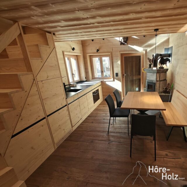 Treppe mit integrierter Küche, Tisch und Sitzbank
Alles in Antikfichte gebürstet
#tisch #küche #treppe #sitzbank