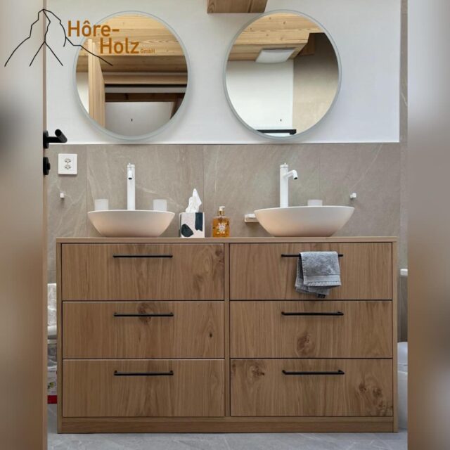 Badezimmermöbel in Asteiche funiet.
#furnier #asteiche #badezimmermöbel #schreinerarbeit