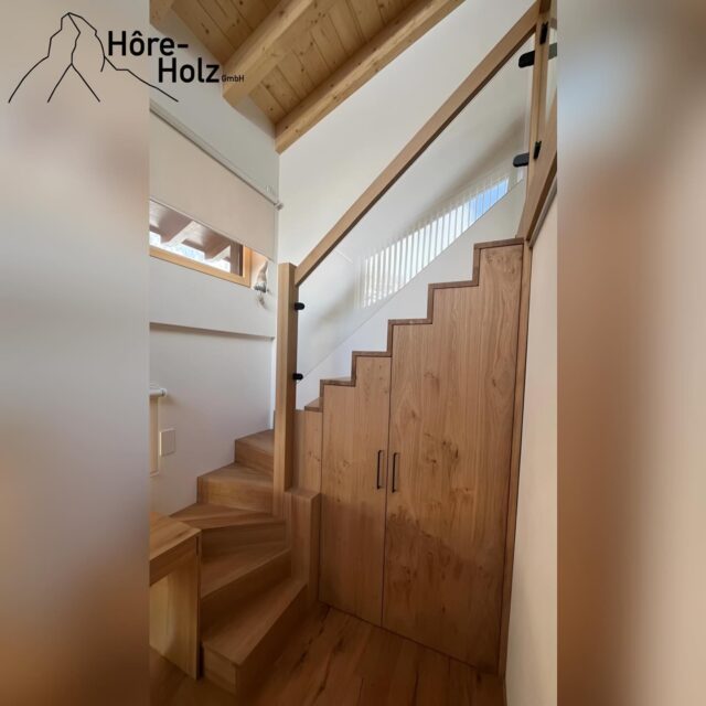 Treppe mit Einbauschrank in Asteiche furniert
#treppe #asteiche #einbauschrank #schreinerarbeit