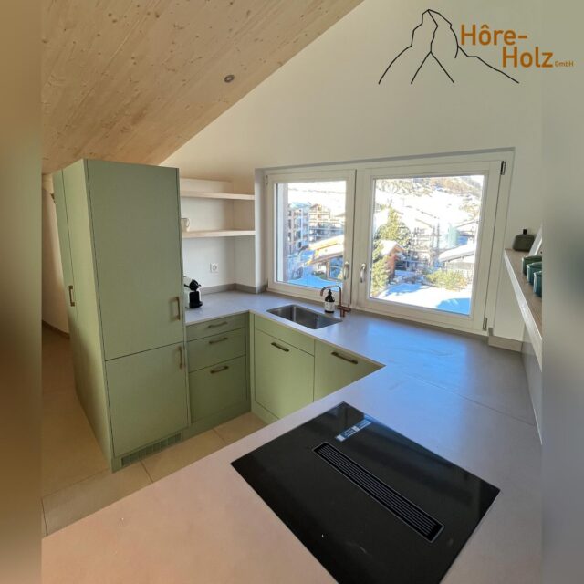 Grün lackierte Küche, Kochfeld mit integriertem Dunstabzug. Die Arbeitsfläche aus grauem Neolith
#küche #grün #neolith #schreinerhandwerk #horeholz