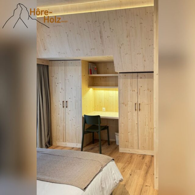 Einbauschränke mit Schreibtisch und integrierter Beleuchtung.
Alles in Fichte furniert und lackiert
#fichte #schreibtisch #einbauschrank #massmöbel #furniert #horeholz