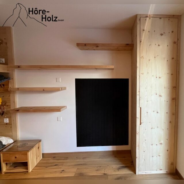 Wandregale mit Hochschrank in Arve gebürstet.
#wandregal #schrank #arve #horeholz