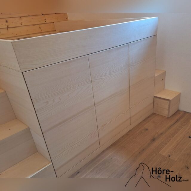 Hochbett mit Schrank, zwei Treppen und Nachttische mit Steckdosen.
Alles in Ficht unbehandelt und gebürstet.
#hochbett #bett #schrank #treppe #nachttisch #ficht #horeholz