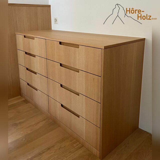 Komode in Eiche furniert und lackiert. Glastablar mit Kleiderstange
#komode #eiche #glas #furnier #schreiner #horeholz #zermatt #vssm