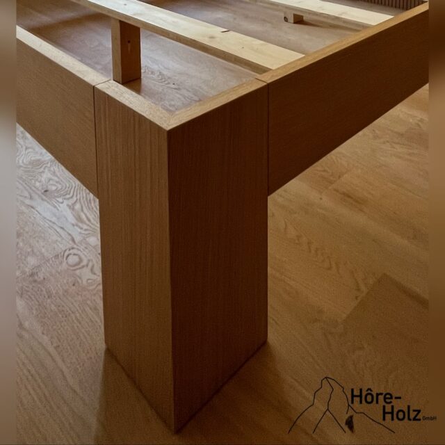 Bett und Bettrückwand, mti integrieter Beleuchtung, in Eiche furniert und lackiert.
#bett #eiche #furnier #bettrückwand #horeholz #zermatt #vssm