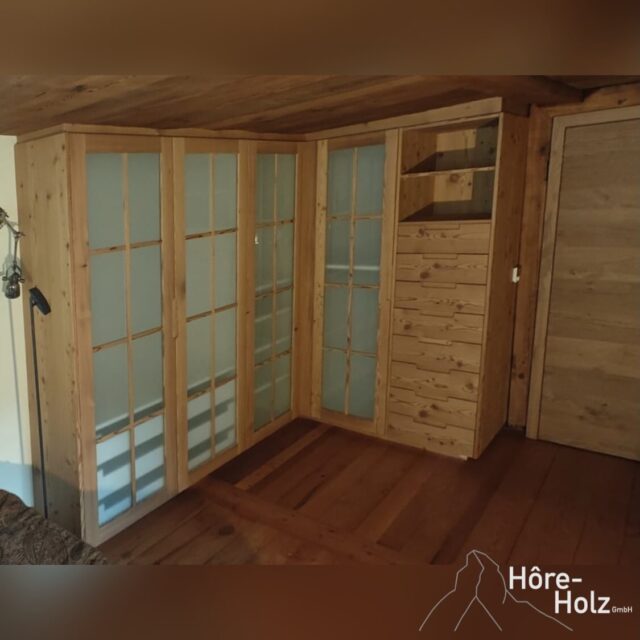 Kleiderschrank in gedämpfter Lärche mit Innenbeleuchtung und Glastüren.
#kleiderschrank #lärche #innenbeleuchtung #glastür #horeholz #vssm