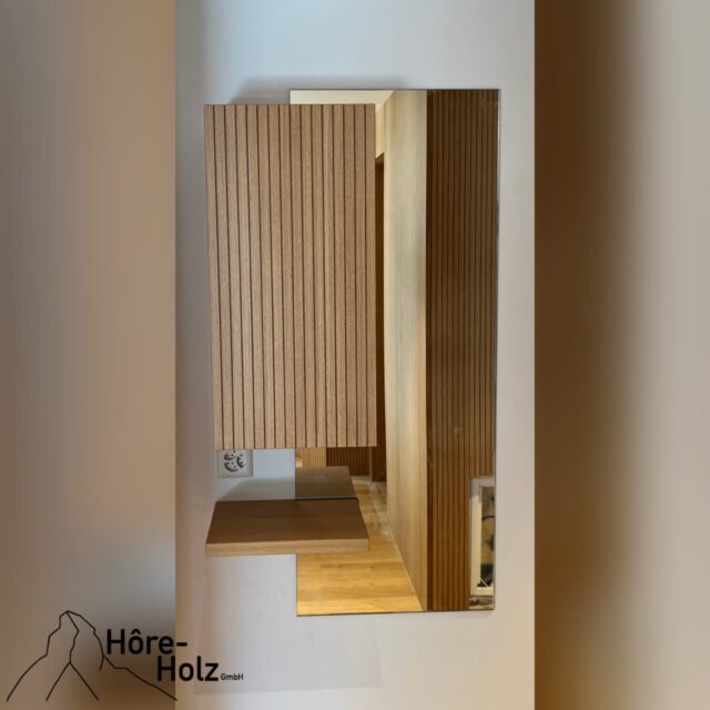 Hängeschrank mit Spiegel und Tablar.
In Eiche furniert und lackiert mit Ziernuten.
#hängeschrank #schrank #spiegel #tablar #eiche #horeholz #vssm