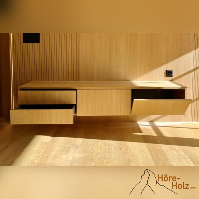 Sideboard mit Schubladen und Klappen in Eiche furniert und lackiert.
#sideboard #eiche #furnier #schreiner #horeholz