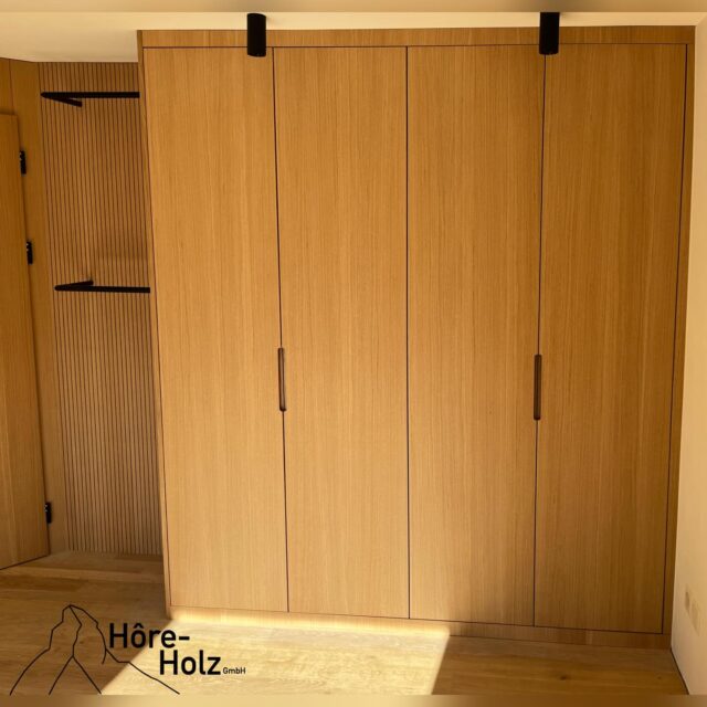 Schrank, in Eiche furniert und lackiert, mit Innenschubladen und seitlichen Kleiderstangen
#eiche #furnier #horeholz #schrank #schreiner