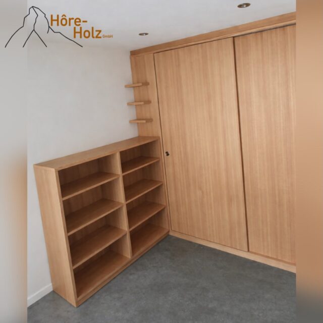Schiebetürschrank mit Regal.
In Lärche furniet und lackiert.
#schiebetür #regal #lärche #horeholz #vssm
