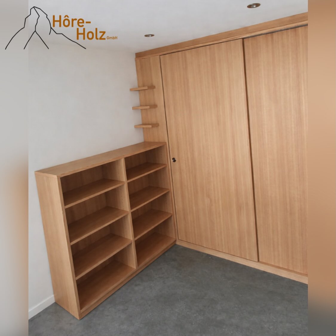 Schiebetürschrank mit Regal.
In Lärche furniet und lackiert.
#schiebetür #regal #lärche #horeholz #vssm