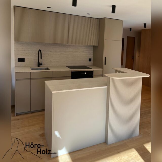 Küche mit Insel,
Fronten: Beige lakiert mit Ziernuten
Abdeckung: Neolith
#küche #kücheninsel #beige #horeholz #zermatt